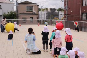 大玉ころがしに挑戦（年中組）
